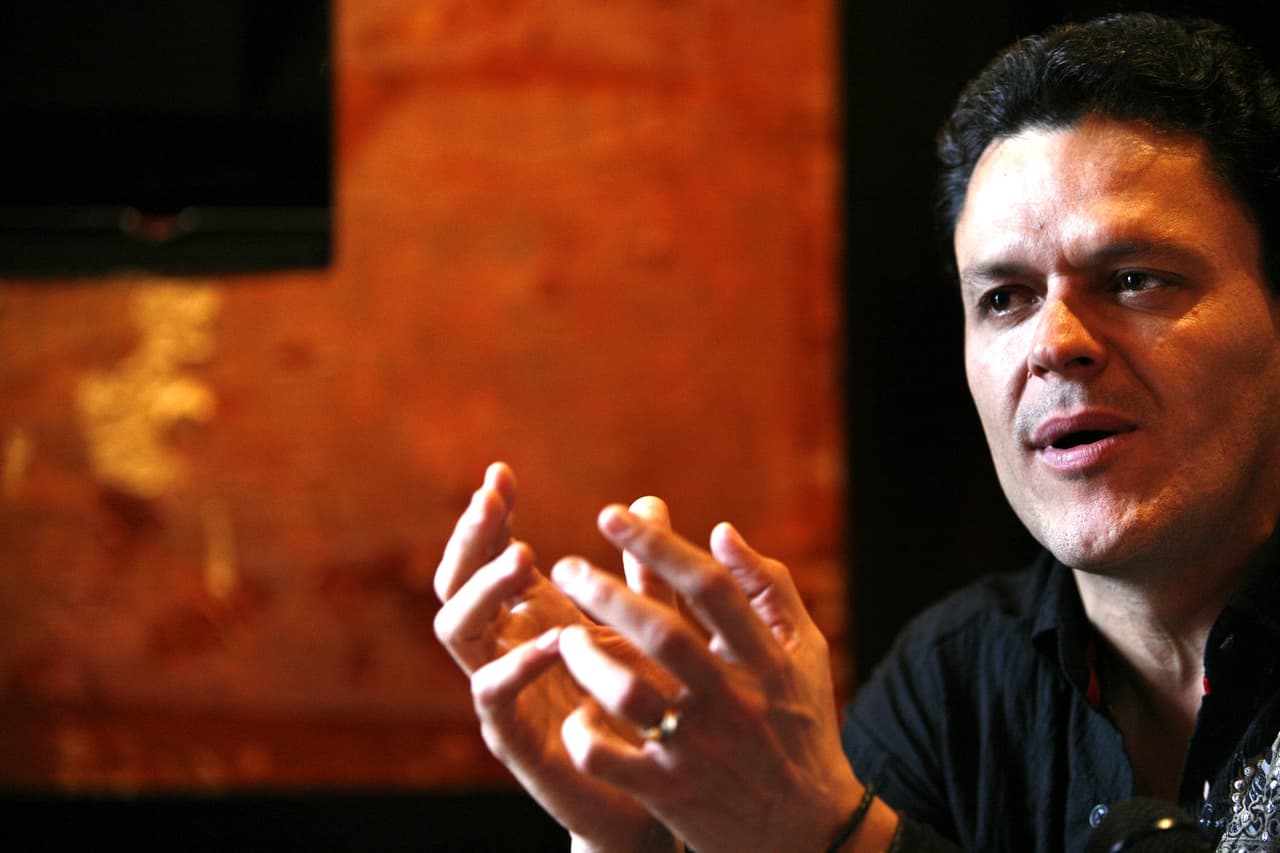 Reiteró que su decisión se debía a problemas de salud: “He tenido cinco meses de un ritmo sumamente alto, he bajado mucho de peso. La recomendación médica es que tengo que bajar el ritmo, tengo que cuidarme, atenderme. Me da tristeza por respeto a mi público, me da mucha pena que sea así, pero la salud es primero”.
<br>