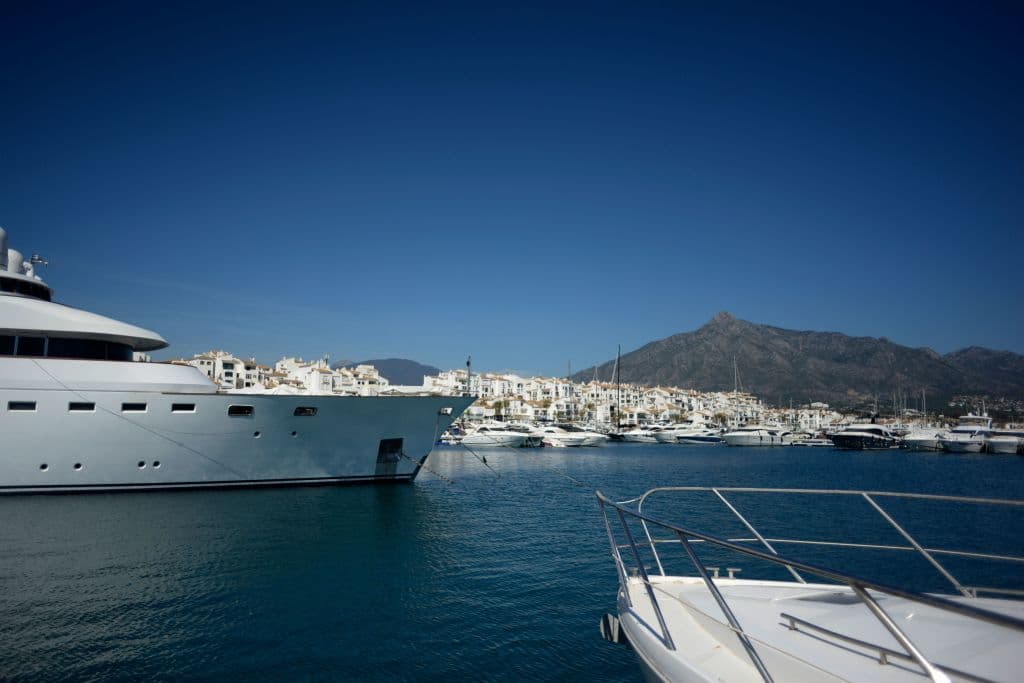 Aquí se ven yates en el puerto deportivo de lujo y el complejo comercial de Puerto Banús en Marbella el 2 de marzo de 2022. Marbella es uno de los destinos favoritos de los turistas y residentes rusos en España. 
<i>Lea más en detalle sobre las sanciones:</i> 
<a href="https://www.univision.com/noticias/mundo/dinero-de-putin-sanciones-oligarcas-rusos">¿Es tan sencillo sancionar y quitarle el dinero a un oligarca ruso? ¿Sirve realmente para acabar con Putin? </a>