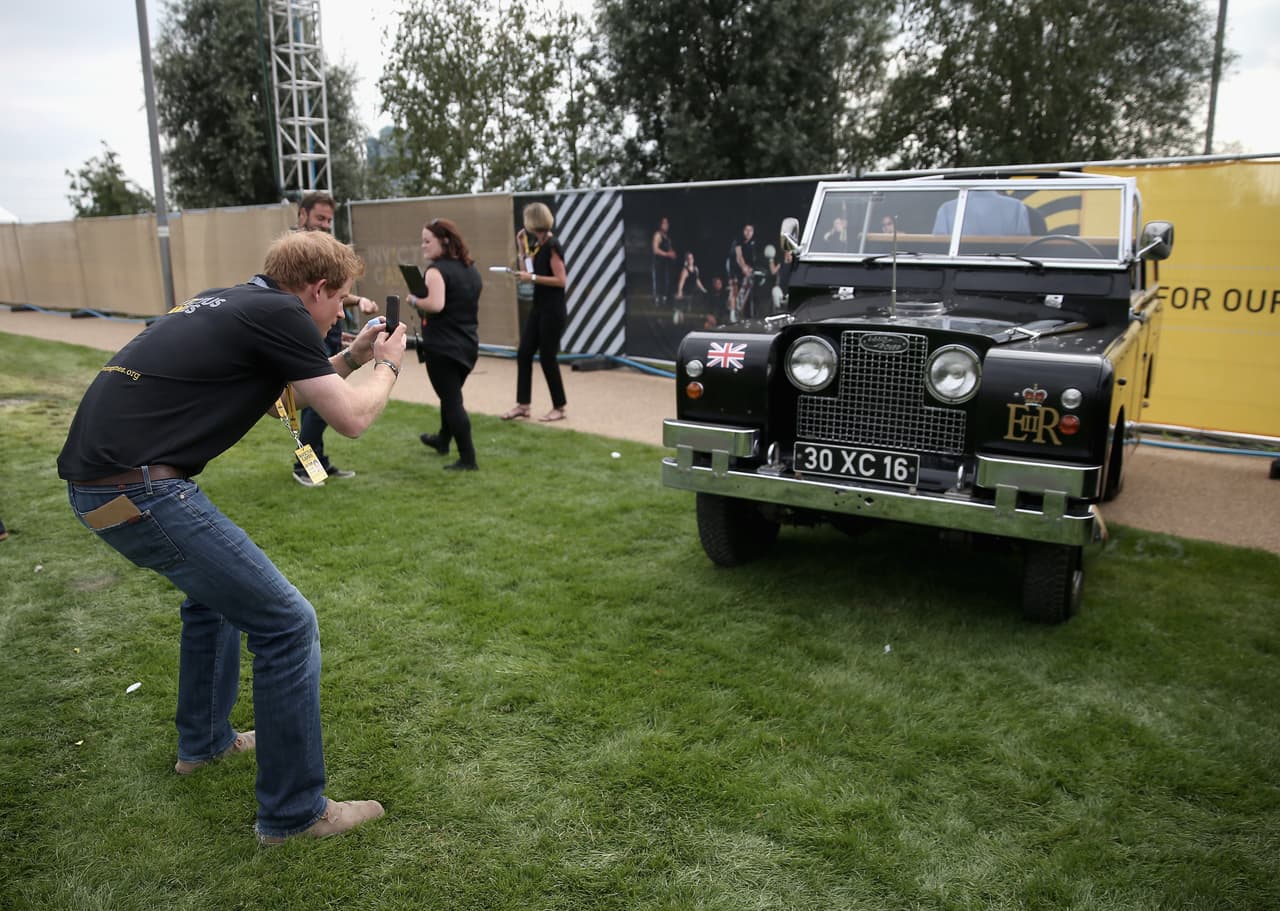 Como todo ciudadano inglés, Harry es un
<b>ávido fan de los todoterreno Land Rover</b>. Aquí lo vemos, celular en mano, fotografiando una unidad utilizada por su abuela la reina Isabel II, por lo que lleva el monograma de la soberana 'ERII' en uno de sus guardafangos.