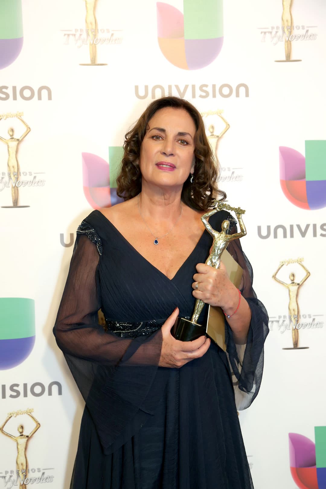 <b>Helena Rojo</b> sumó una presea más en su carrera, se coronó como la 
<b>'Mejor Primera Actriz'</b> en los '
<b><a href="http://www.univision.com/novelas/premios-tv-y-novelas">Premios TVyNovelas 2017'</a></b> por su trabo en 
<b>'La Candidata'.</b>