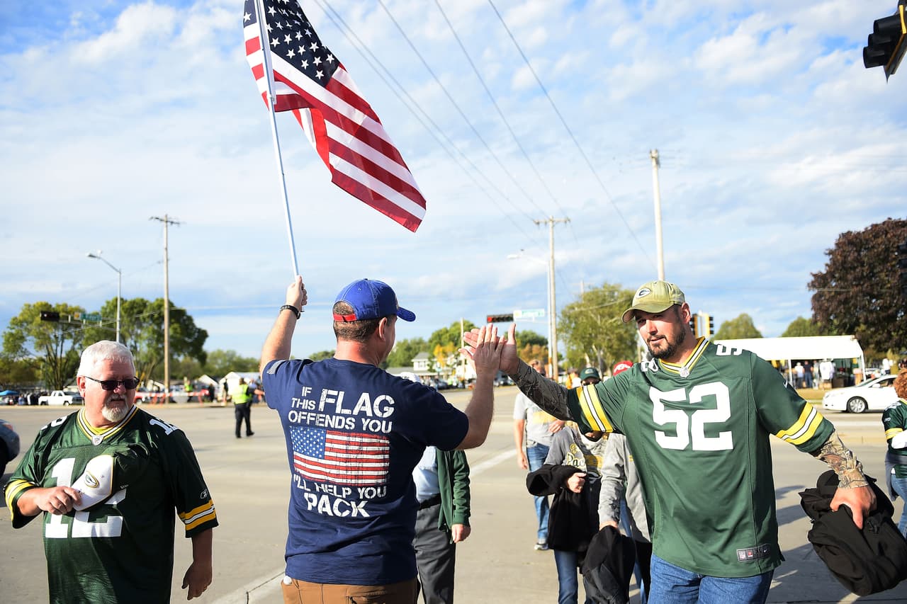"If this flag offends you, I'll help you to pack" (Si esta bandera te ofende, yo te ayudo a empacar).