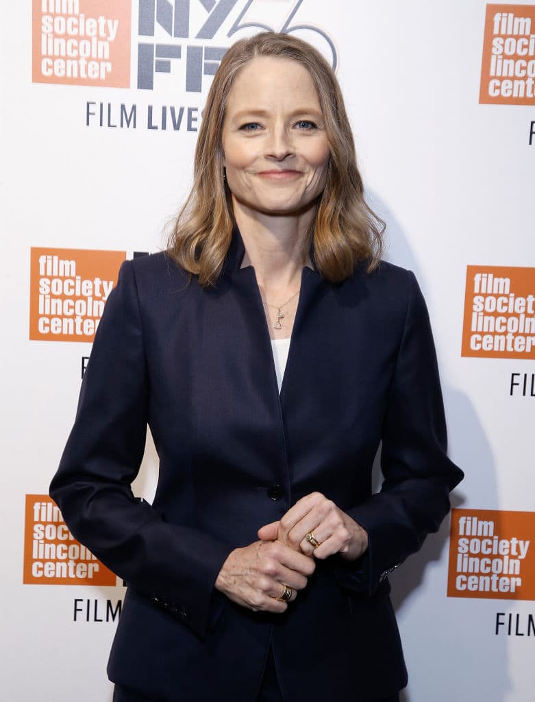 Jodie Foster: aunque no cree en Dios dice que con su familia e hijos celebran todas las religiones y disfruta de sus rituales.