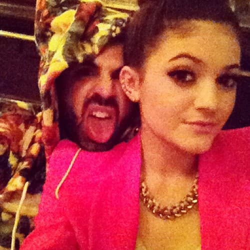 El español jugaba con ellas y las asesoraba para lucir perfectas.