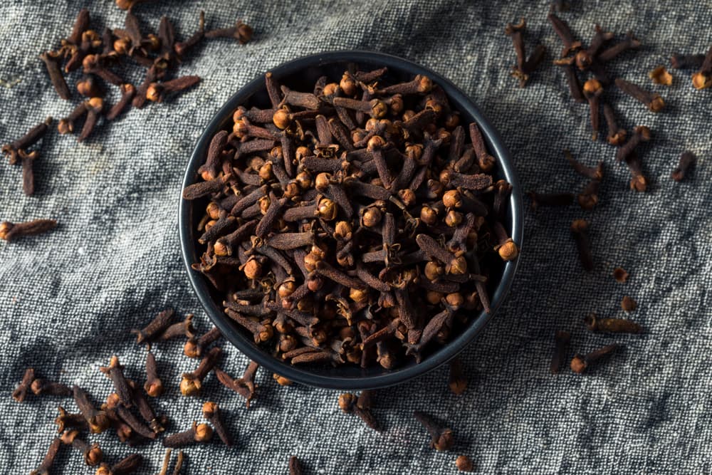 Por ejemplo para atraer el amor a tu vida puedes envolver seis clavos de olor en un trozo de tela blanca. Ponlos debajo de tu almohada justo antes de dormir y piensa en la persona que quieres.