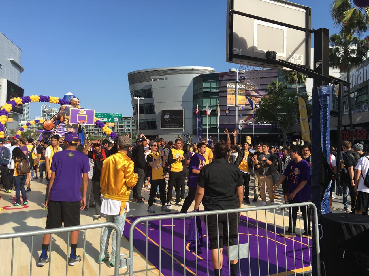 Las calles aledañas al Staples Center fueron abarrotadas.