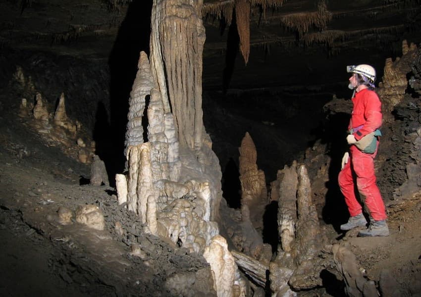 <b>Byers Cave (Condado de Dade):</b> Esta popular cueva tiene pasajes que suman un total de cinco millas y media y se conoce como la región TAG (la región donde se encuentran Tennessee, Alabama y Georgia). Byers Cave se considera una de las cuevas más emocionantes para explorar del mundo.
