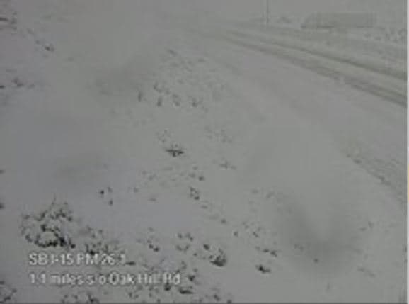 Esta es una buena foto, al borde del a vía de la carretera interestatal 5 durante el período más fuerte de la tormenta este jueves, a primera hora de la mañana. La gráfica demuestra la poca visibilidad y la densa capa de nieve.