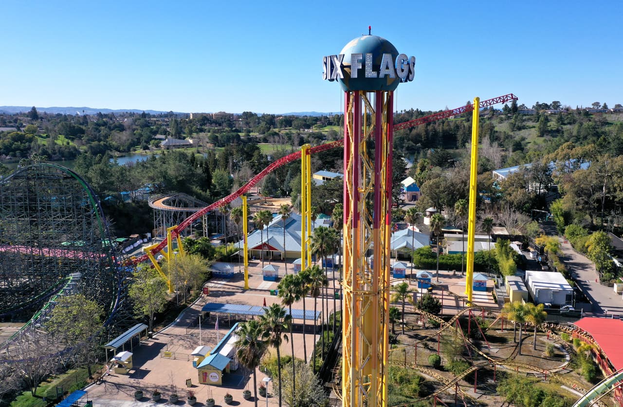 <h2 class="cms-H2-H2">4.- Six Flags Discovery Kingdom</h2>
<br> 
<br>Si tu plan incluye montañas rusas y atracciones extremas, este parque será tu favorito; aquí la diversión y la adrenalina están garantizadas.
<br> 
<br>¿Cuánto vas a gastar? 
<b>La entrada cuesta $49.99 y el estacionamiento $40.</b>