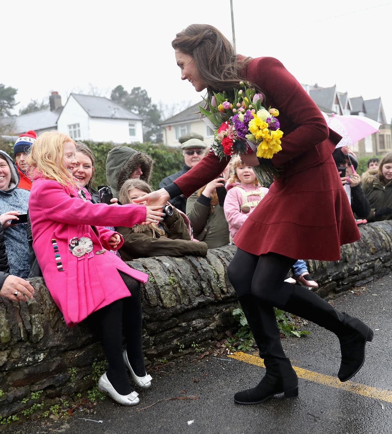 Y todo porque quería ir a saludar a la gente y en particular a esta nena que le dio flores. ¡Qué ternura!