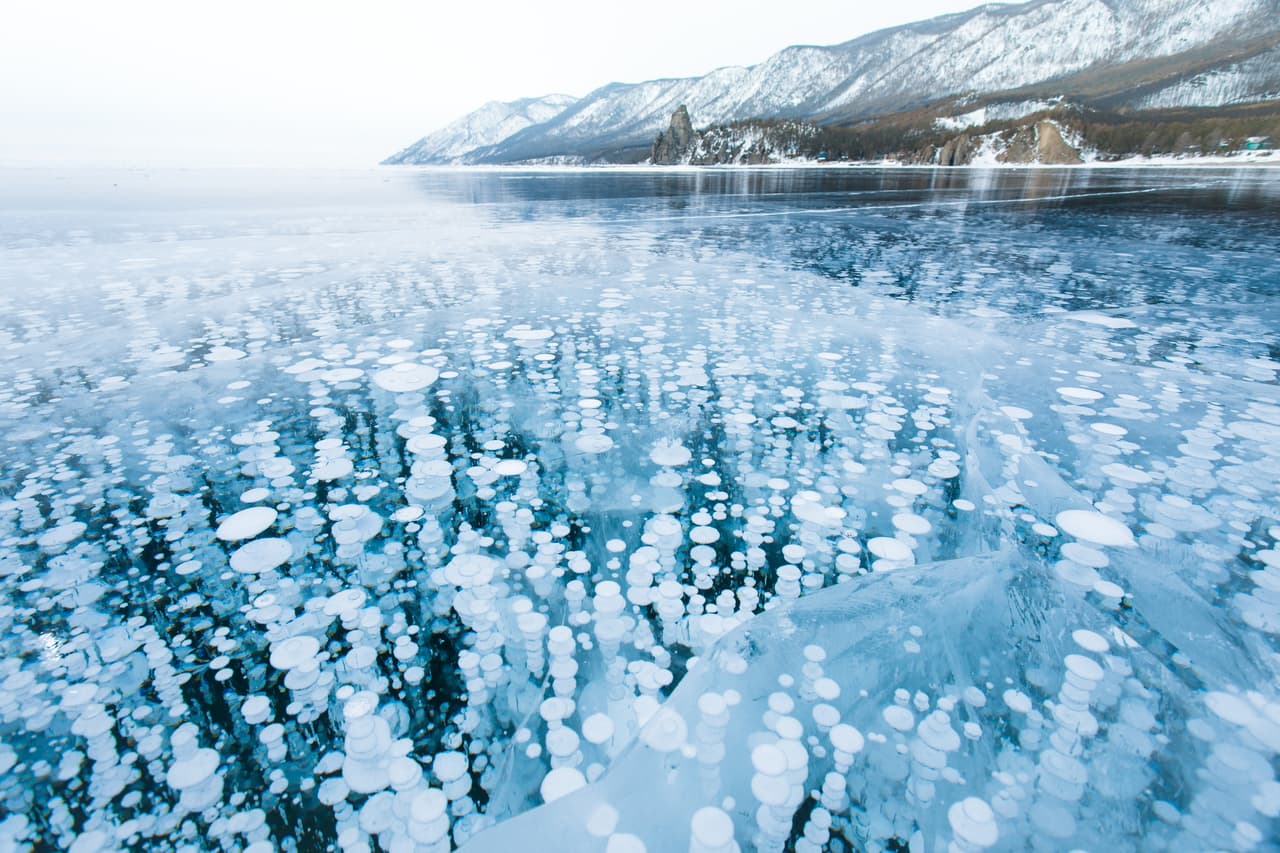 El lago Baikal de Siberia. Es el lago de agua dulce más grande del mundo, contiene aproximadamente el 23% del agua dulce superficial de todo el planeta.