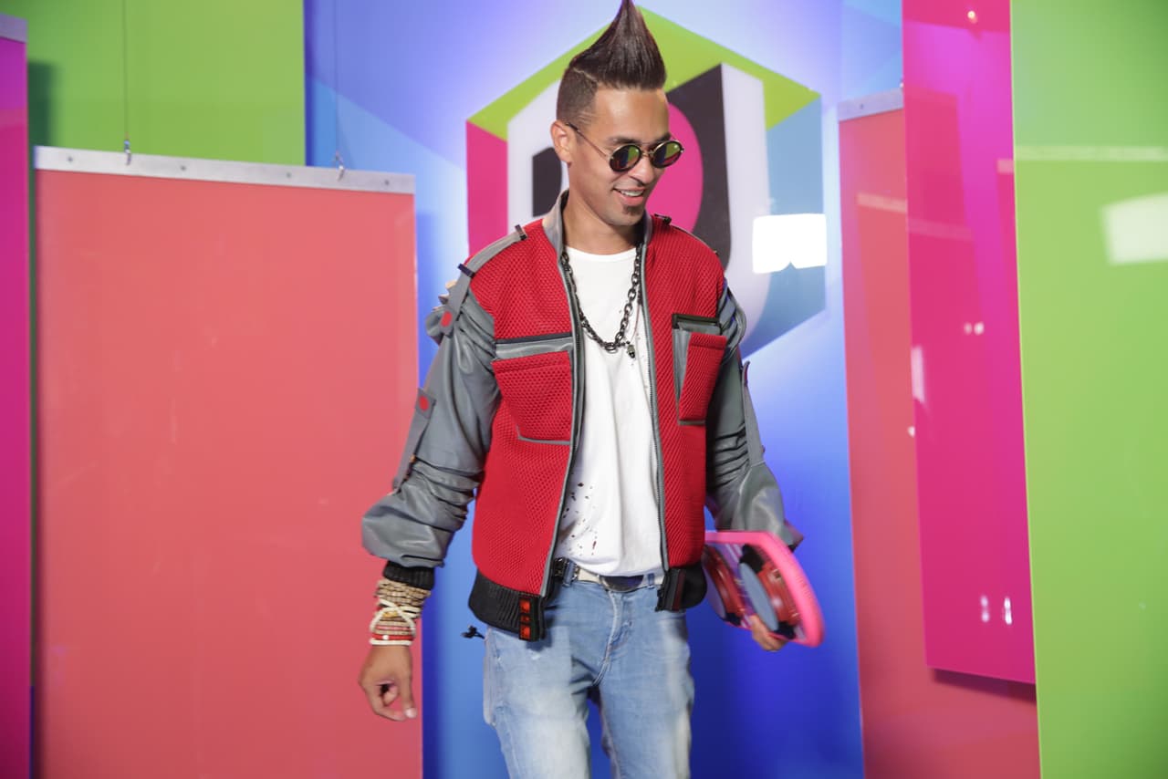 El productor musical Motiff sorprendió a propios y extraños con un atuendo con el que simulaba ser "Marty McFly" de la emblemática película "Back to the Future".