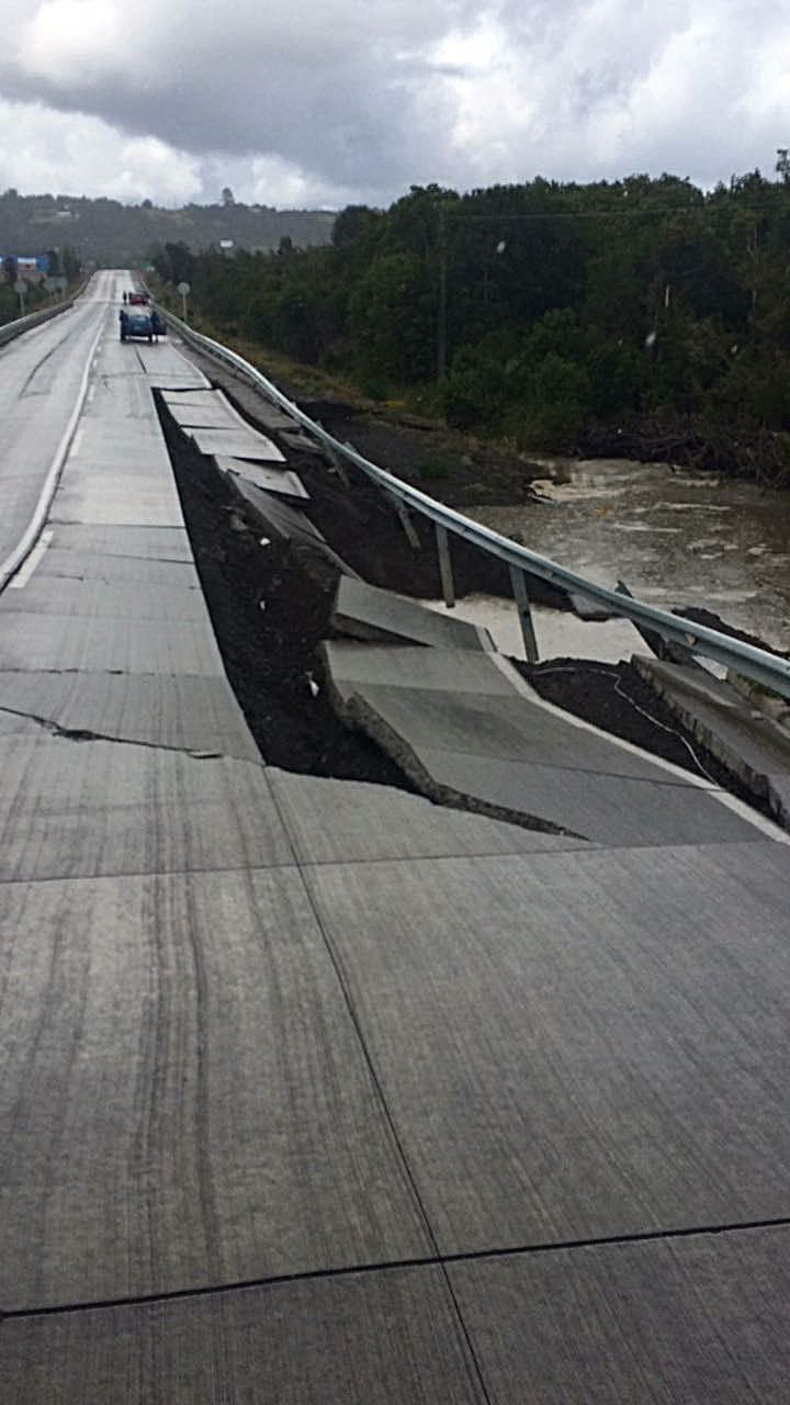 Las autopistas fueron afectadas por el terremoto en lugares puntuales, pero no así las construcciones.