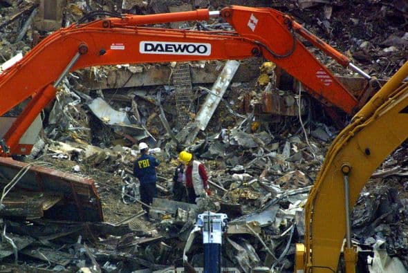 El 11 de septiembre Estados Unidos fue víctima de horrendos ataques terroristas: Al Qaeda secuestró e impactó cuatro aviones contra varios objetivos y que causaron la muerte y destrucción, siendo el episodio que precedería a la guerra de Afganistán y a la adopción por el Gobierno estadounidense y sus aliados de la política denominada de Guerra contra el terrorismo. Los atentados fueron cometidos por diecinueve miembros de la red yihadista Al-Qaida,1 divididos en cuatro grupos de secuestradores, cada uno de ellos con un terrorista piloto que se encargaría de pilotar el avión una vez ya reducida la tripulación de la cabina. Los aviones de los vuelos 11 de American Airlines y 175 de United Airlines fueron los primeros en ser secuestrados, siendo ambos estrellados contra las dos torres gemelas del World Trade Center, el primero contra la torre Norte y el segundo poco después contra la Sur, provocando que ambos rascacielos se derrumbaran en las dos horas siguientes.2 3 El tercer avión secuestrado pertenecía al vuelo 77 de American Airlines y fue empleado para ser impactado contra una de las fachadas del Pentágono, en Virginia. El cuarto avión, perteneciente al vuelo 93 de United Airlines, no alcanzó ningún objetivo al resultar estrellado en campo abierto, cerca de Shanksville, en Pensilvania, tras perder el control en cabina como consecuencia del enfrentamiento de los pasajeros y tripulantes con el comando terrorista.