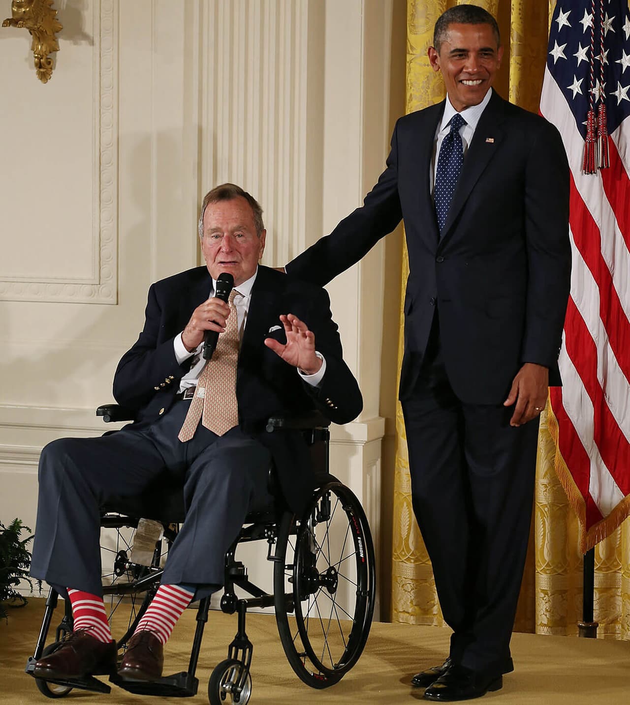 En esta imagen, con el entonces presidente demócrata Barack Obama, George H. W. Bush asistió a un acto 'formal' en la Casa Blanca con coloridos calcetines.