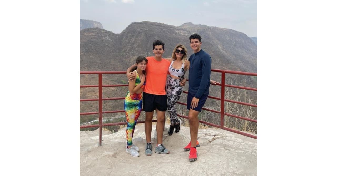 Itatí Cantoral con sus tres hijos
