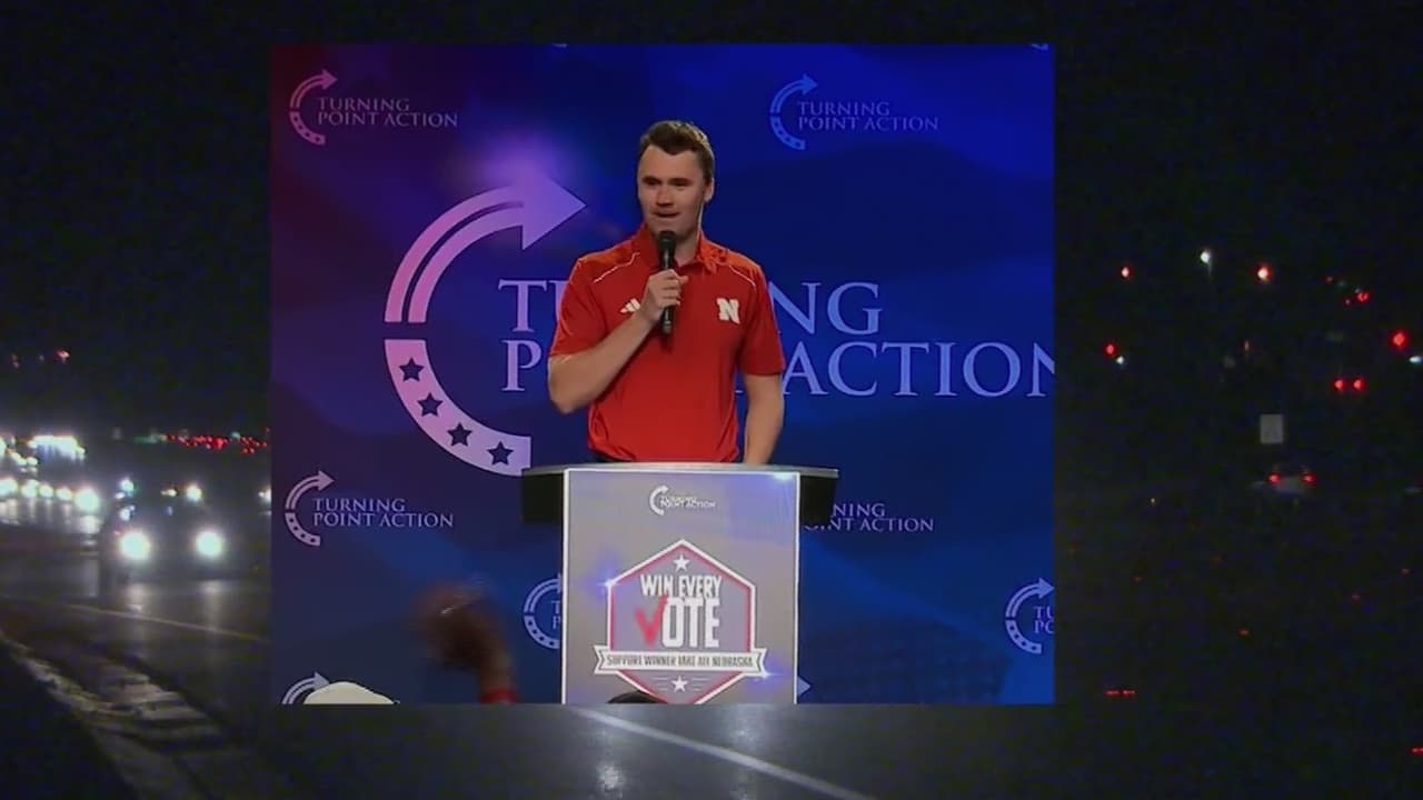 Gobernadora Hobbs veta proyecto de ley que pretendía renombrar 'Charlie Kirk' a parte del Loop 202