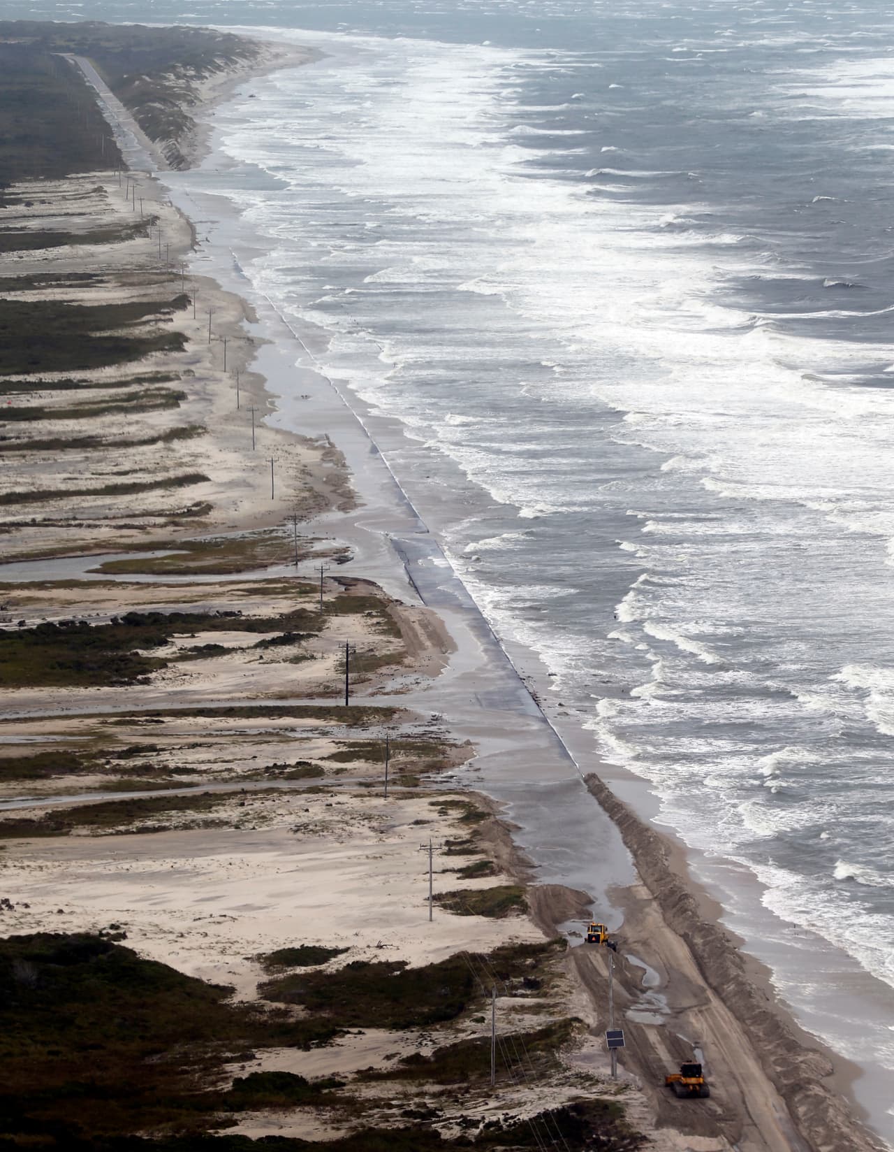 La marejada ciclónica afectó una carretera en Ocracoke, Carolina del Norte.
