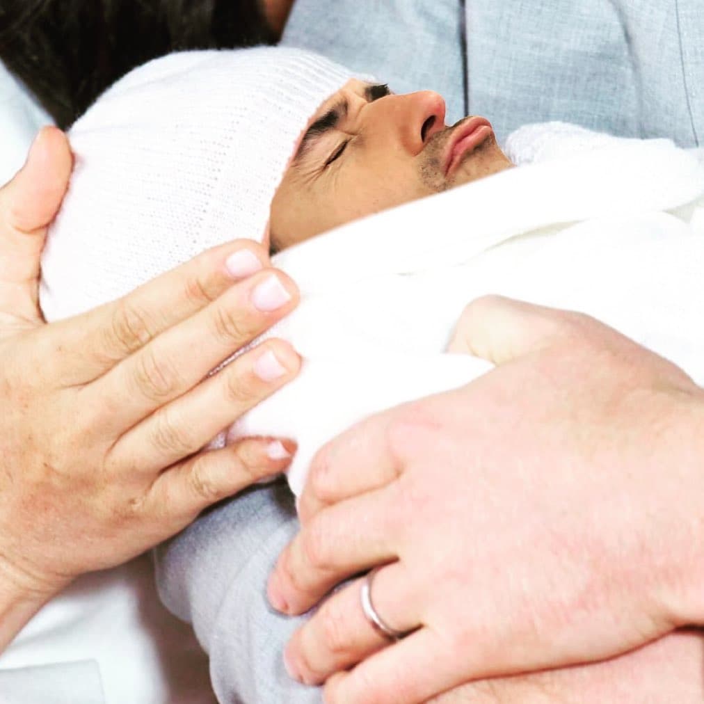 Cómo olvidar cuando Carlitos hizo el papel de bebé durante la fiebre de la llegada de Archie, el hijo de los Duques de Sussex.
<br>