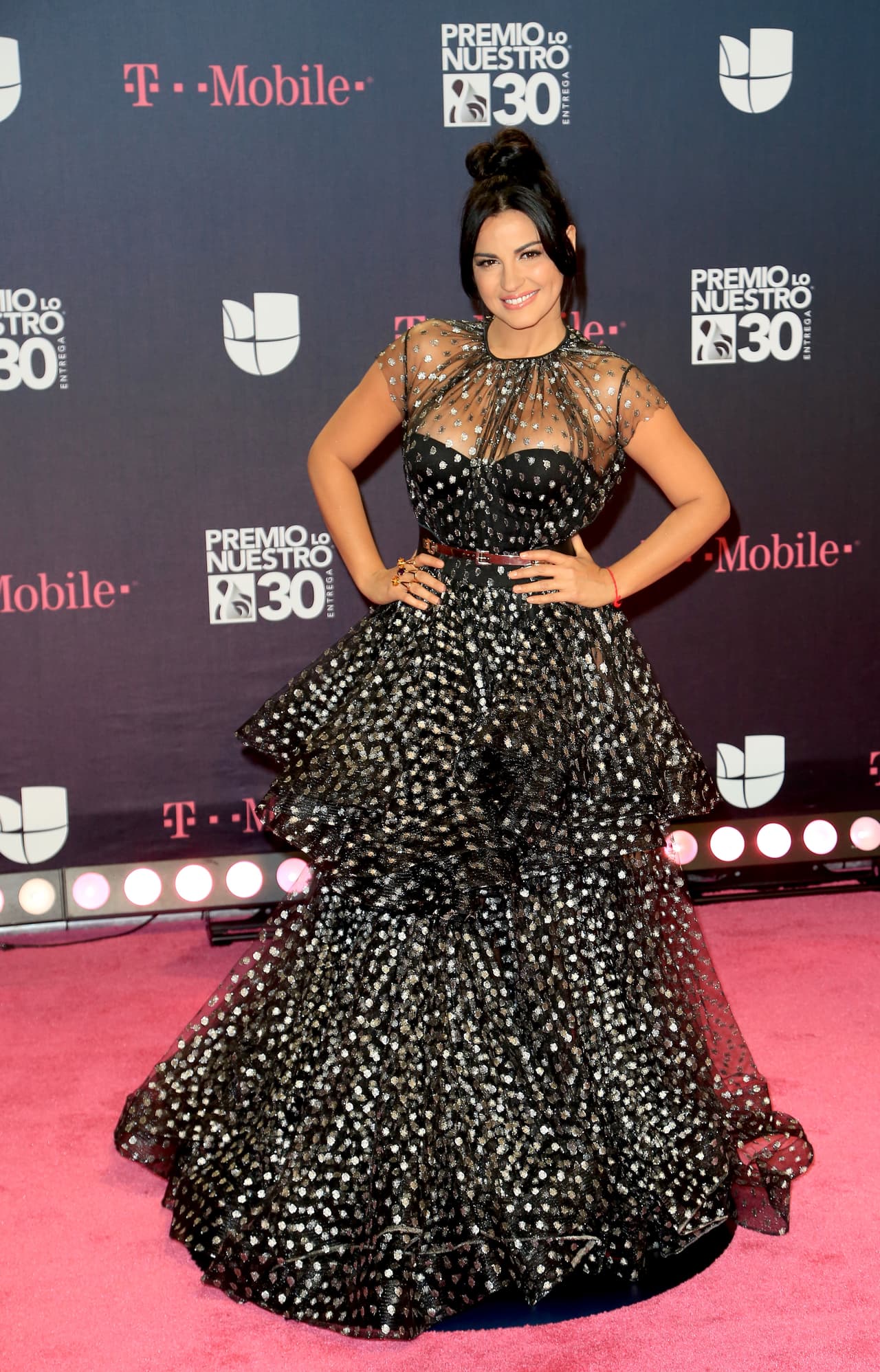 Maite Perroni causó revuelo con el vestido de lunares, transparencias y muchas capas de tela que usó en Premio Lo Nuestro 2018. Los expertos en moda apuntaron que este estilo era fashionista; sin embargo, no aplicaba para la ocasión.