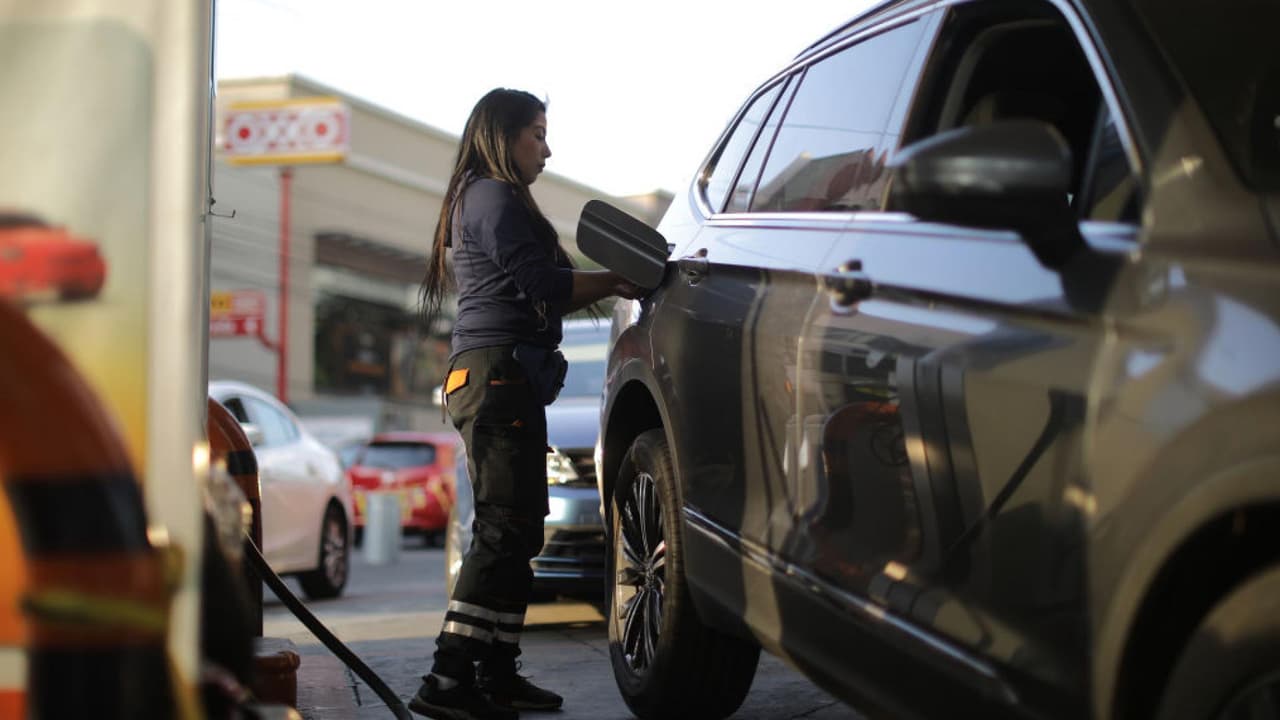 Alza en precios de la gasolina afecta a conductores de Uber y Lyft: ¿qué dicen las compañías?