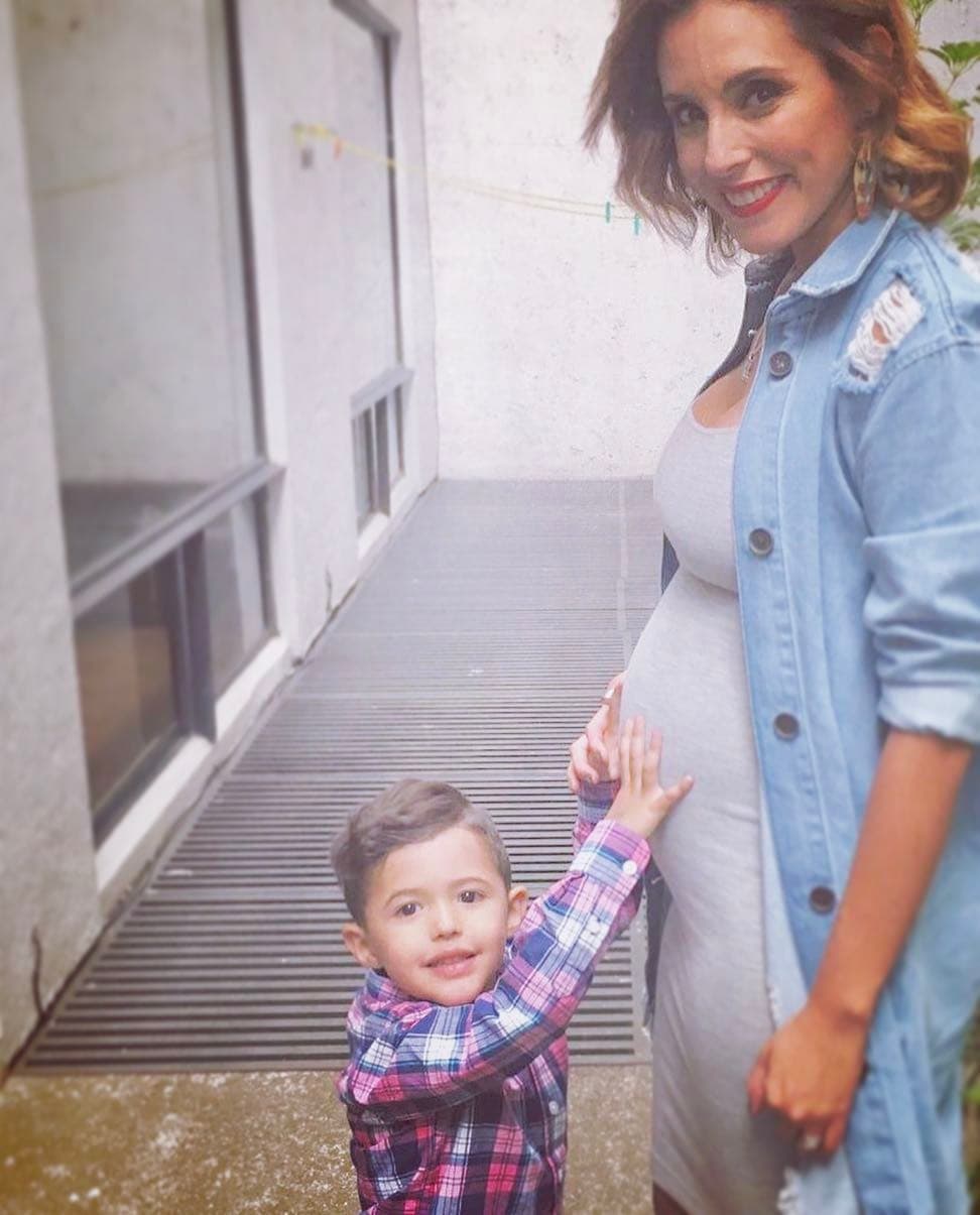 El más emocionado con el nacimiento de Mariano es Emiliano, el pequeño no deja de tocar la pancita de su mamá, pues está ansioso de poder verlo y cuidarlo, pues será un gran ejemplo para su hermanito.