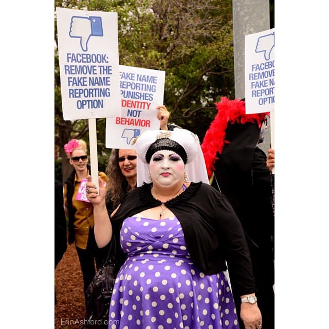 Decenas protestan contra política de “nombres reales” de Facebook