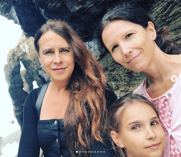 Ante su próxima visita al quirófano, la española se sinceró acerca de cómo ha tomado este tema su esposa Marisa Gutierrez (derecha), con quien tiene una hija, Victoria Elena (con ellas en la imagen).