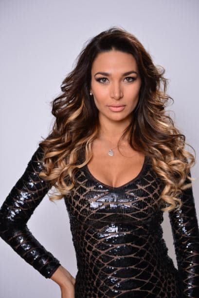 Cuando tenia 8 años perdió a sus abuelos, tíos y primos maternos en un incendio mientras celebraba el matrimonio de un familiar.