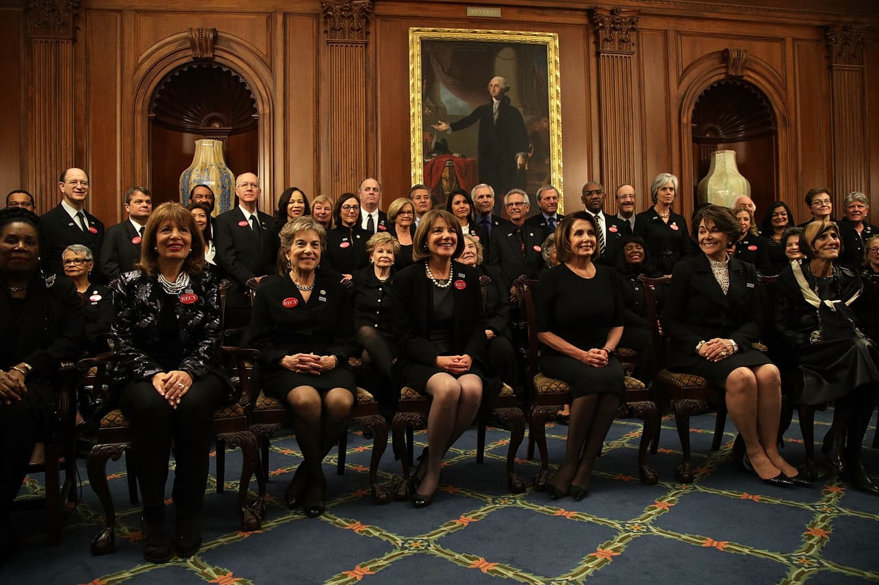 Eran los tiempos del movimiento #MeToo. Esta vez la estrategia erigida sobre los atuendos de las demócratas no apelaba a una referencia histórica, sino más bien a un sentimiento colectivo de indignación. "Al usar el negro para el discurso del Estado de la Unión, las demócratas nos estamos levantando 
<b>en solidaridad con las mujeres de toda la nación que gritan: ‘#Timesup’", dijo en su momento la demócrata Lois Frankel.</b>
