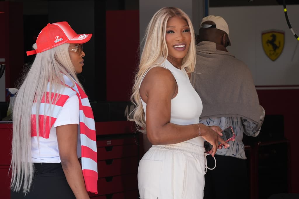 Serena Williams en el interior del garaje de Ferrari antes de la primera sesión de entrenamientos el viernes 1 de mayo en Miami Gardens.