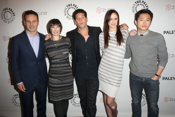 Con Gale Anne Hurd, la productora del show, y sus compañeros de elenco, durante la presentación a medios en 2011. Mira aquí los videos más chismosos.