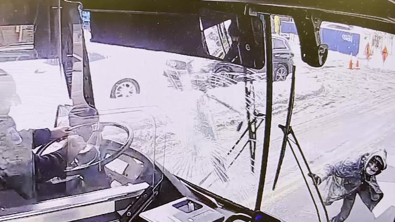 Sujeto lanza scooter contra el parabrisas de un bus en El Bronx, hiriendo al conductor
