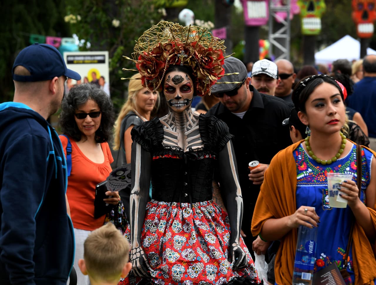También llegaba a coincidir siglos más tarde con el establecimiento del Halloween o Noche de Brujas, que los irlandeses trajeron a Estados Unidos e instalaron el 31 de octubre, días antes de las festividades europeas católicas que ya celebraban a los muertos.
