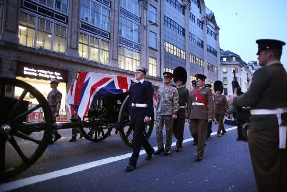La ceremonia religiosa, cerrada al público, será retransmitida en directo por televisión, pero los británicos podrán asistir en la calle a los 1.9 kilómetros de procesión del féretro, en medio de un férreo dispositivo de seguridad para evitar incidentes.