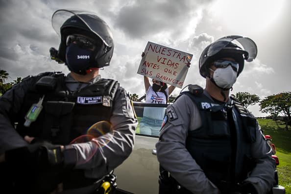 Por su parte, Esther Santiago mostró descontento ante la llegada de turistas que no han respetado las normas de los comercios locales que solicitan el uso obligatorio de mascarillas. "Los turistas responsables pueden viajar, pero los que han llegado dan miedo", comentó Santiago tras confrontaciones física que se han suscitado en varios pueblos como lo es el caso del 
<a href="https://www.univision.com/local/puerto-rico-wlii/turista-agrede-a-empleado-y-lo-escupe-tras-no-querer-utilizar-mascarilla-en-supermercado-de-rincon">estadounidense en Rincón</a> y las mujeres en el Aeropuerto Internacional Luis Múñoz Marín.
