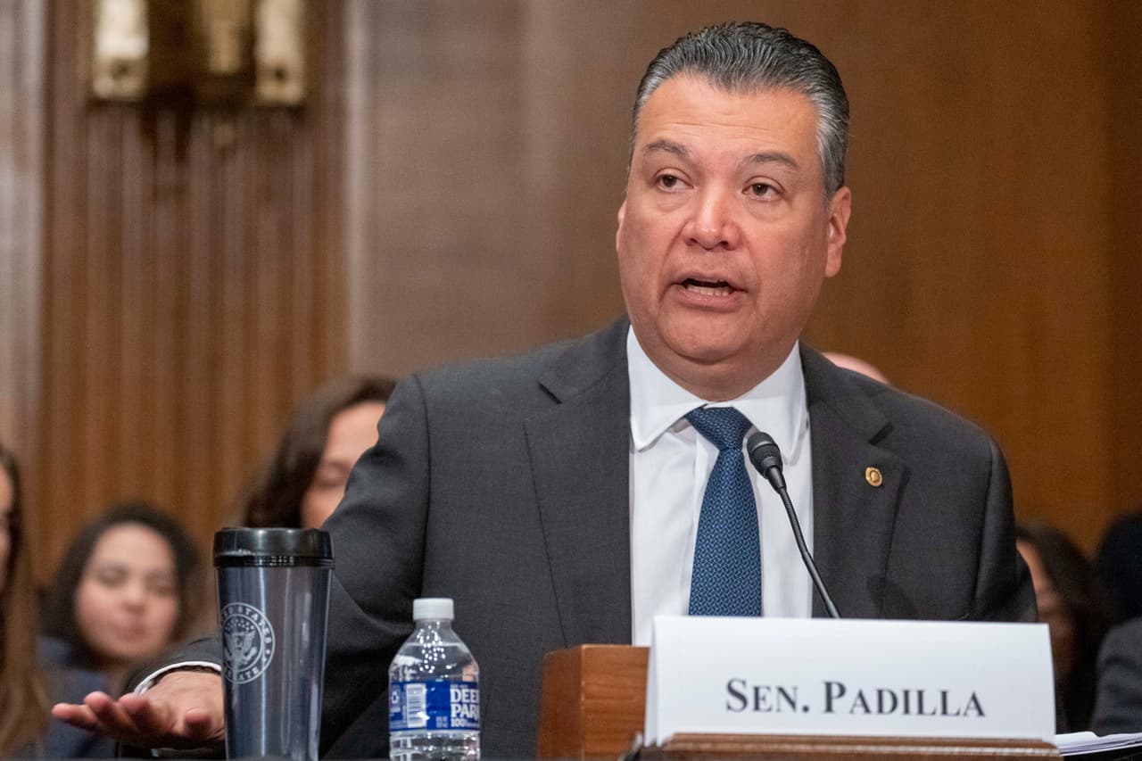 Álex Padilla en el Senado. (AP Photo/Alex Brandon, File)