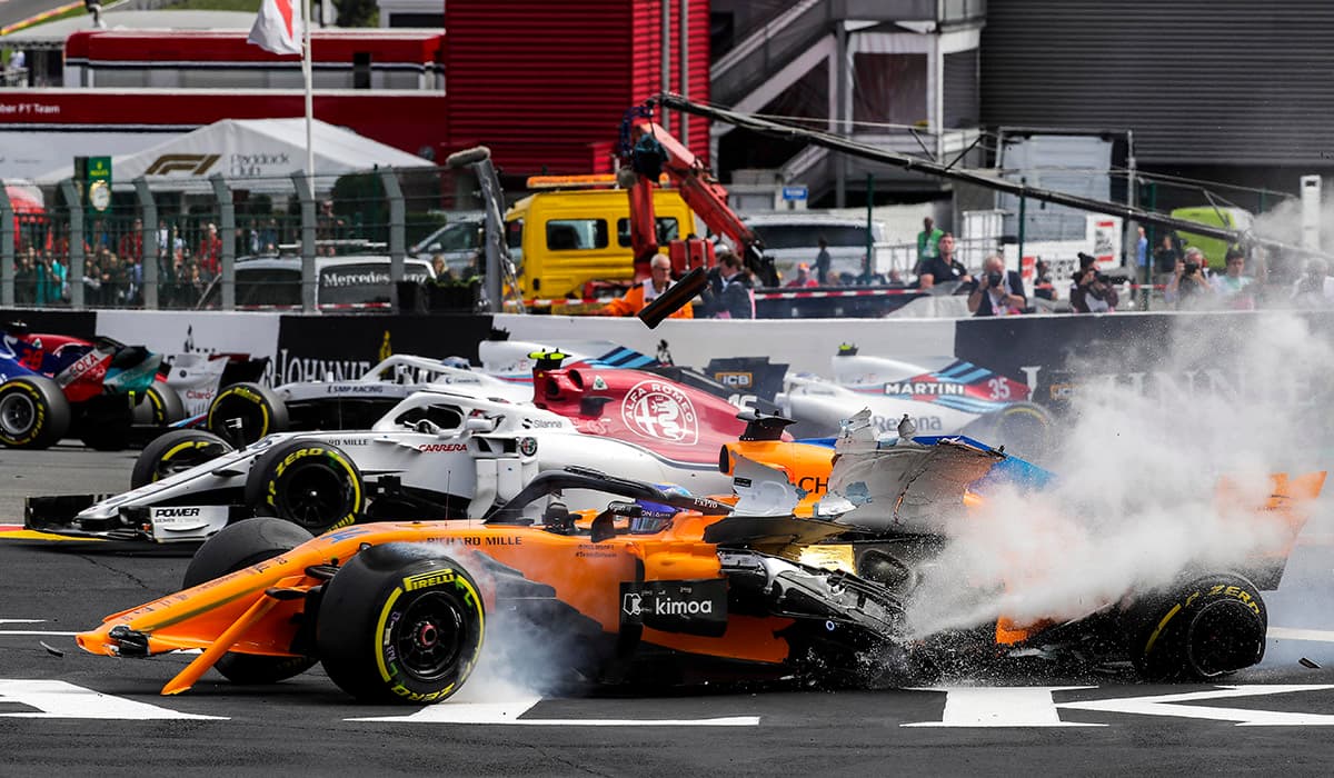 VXH04. Francorchamps (Belgium), 26/08/2018.- Spanish Formula One driver Fernando Alonso of McLaren crashes during the start of the 2018 Formula One Grand Prix of Belgium, at the Spa-Francorchamps race track near Francorchamps, Belgium, 26 August 2018. (Bélgica, Fórmula Uno) EFE/EPA/VALDRIN XHEMAJ