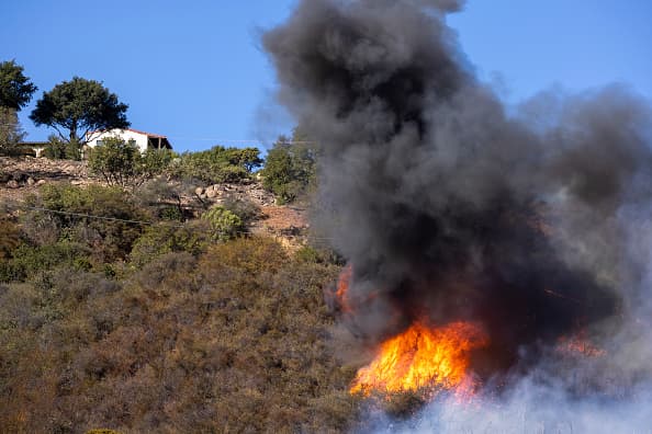 El aumento de temperaturas que se prevé a partir de este viernes obliga a los bomberos de Santa Bárbara y CalFire a prepararse para trabajo forzado en las próximas 48 horas.