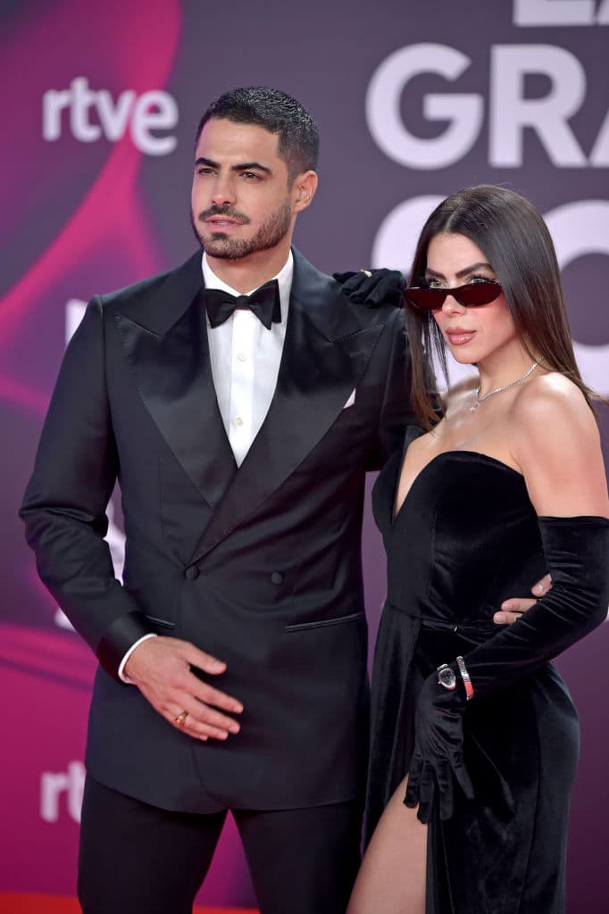 Roberto Hernández y su esposa Danella Urbay fueron combinados en color negro.