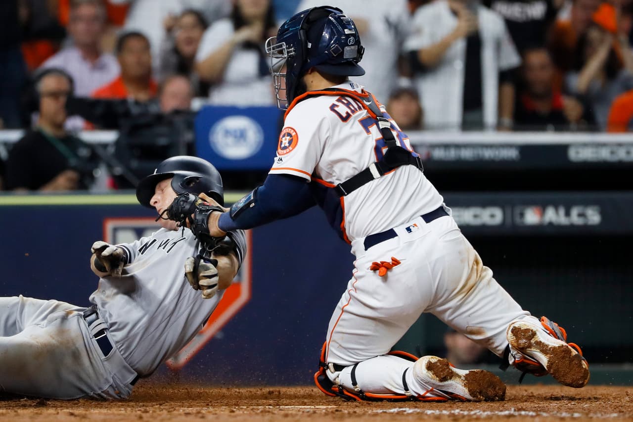 Carlos Correa conectó un jonrón en la décima primera entrada para superar 3-2 a los Yankees. El partido duró cerca de 5 horas y acabó con victoria para los Astros.