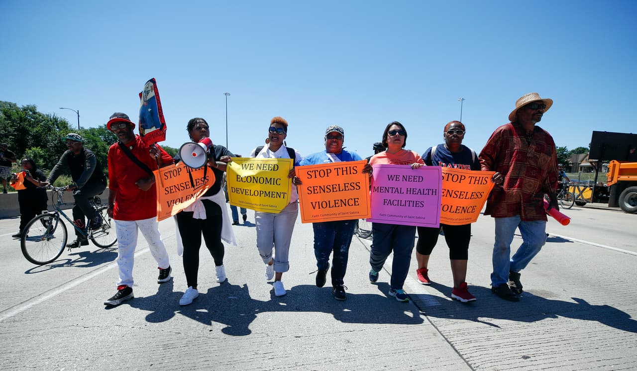 Los manifestantes marcharon por una de las vías más transitadas de Chicago, la autopista Dan Ryan, y gritaron consignas en contra de la violencia.