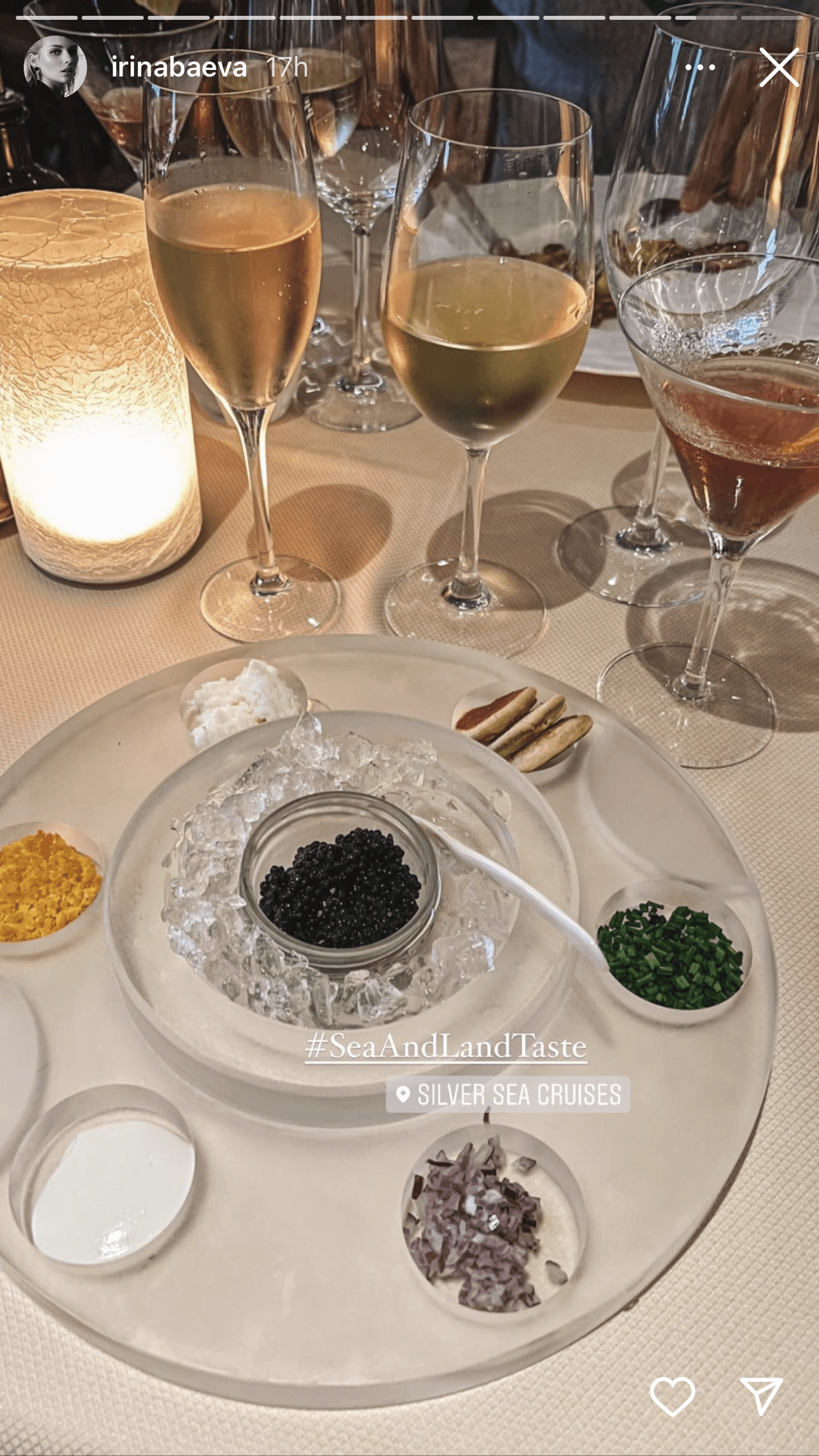 La comida es uno de los placeres que la pareja se ha dado, como este platillo con caviar. 
<br>