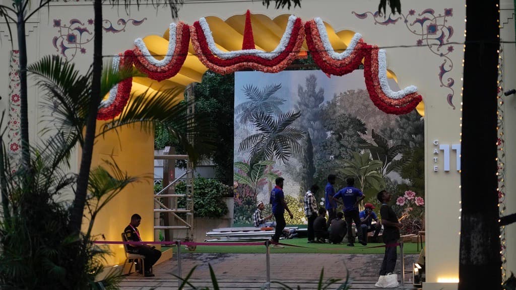 Trabajadores decoran el lugar antes de la boda del hijo del multimillonario Mukesh Ambani, Anant Ambani, con Radhika Merchant en el Centro Mundial de Convenciones Jio en Mumbai, India, el jueves 11 de julio de 2024.
