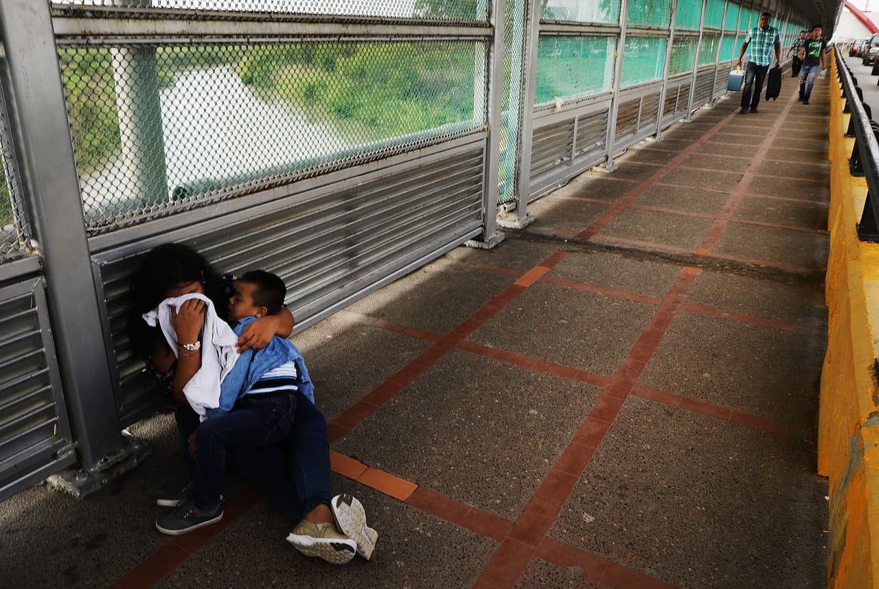 Inmigrantes dicen haber sido engañados al firmar documentos que los separaron de sus hijos en la frontera