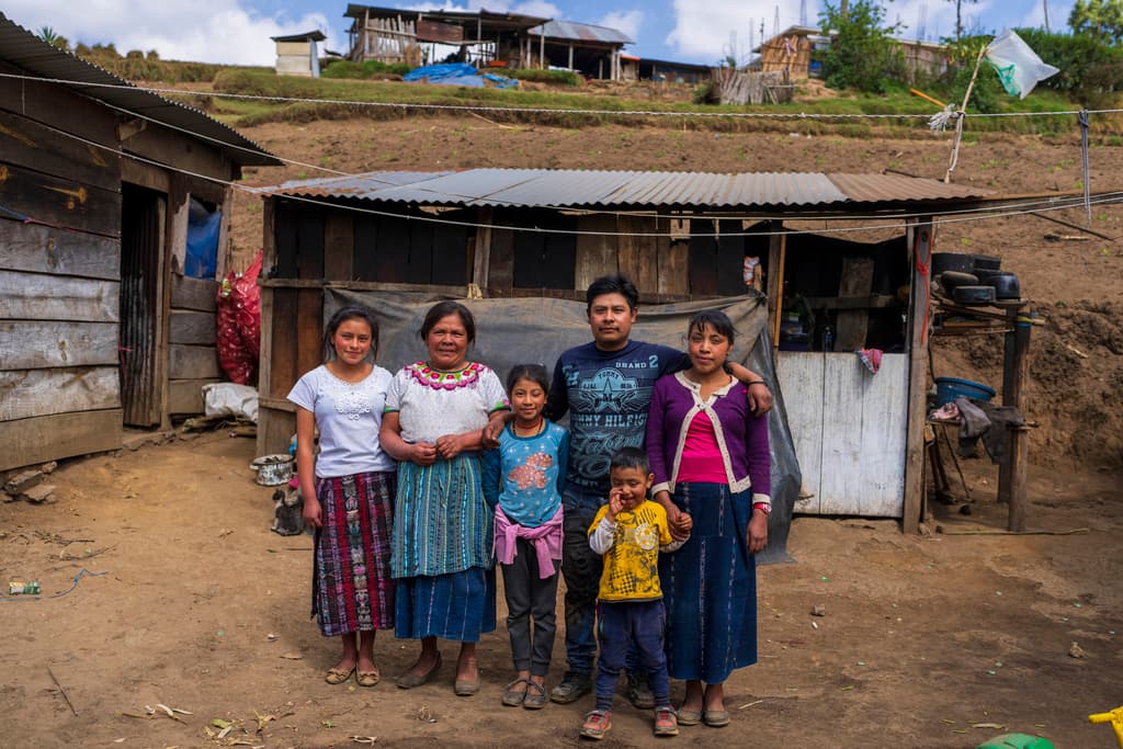 Reina Coronado (la segunda desde la izquierda), posa junto a su familia.