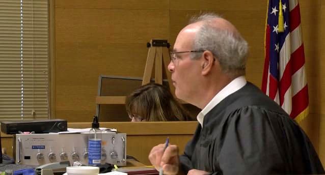 Esta fotografía sin fecha proporcionada por la emisora WTOV-TV de Steubenville, Ohio, muestra al juez del condado de Jefferson, Joseph Bruzzese Jr. quien fue baleado el lunes 21 de agosto de 2017 afuera del tribunal de la ciudad. El hombre que le disparó es el padre de un jugador de futbol americano que fue condenado en 2013 por un caso de violación. (WTOV-TV vía AP)