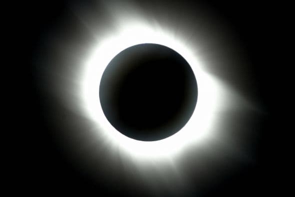 Se trata de un eclipse anular, por la forma de anillo que ocurre en el Sol ya que la Luna al interponerse entre la Tierra y el Sol está en su distancia más lejos de nuestro planeta y no se aprecia lo suficientemente grande para cubrir todo el Sol como ocurre en los eclipses totales. Por Profesor Zellagro