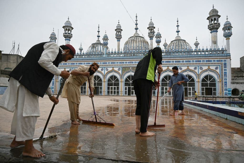 <b>El exterior de una mezquita en Pakistán. </b>Otra imagen reciente que deja la campaña mundial de desinfección por el covid-19 es esta en Rawalpindi en días previos al Ramadán.