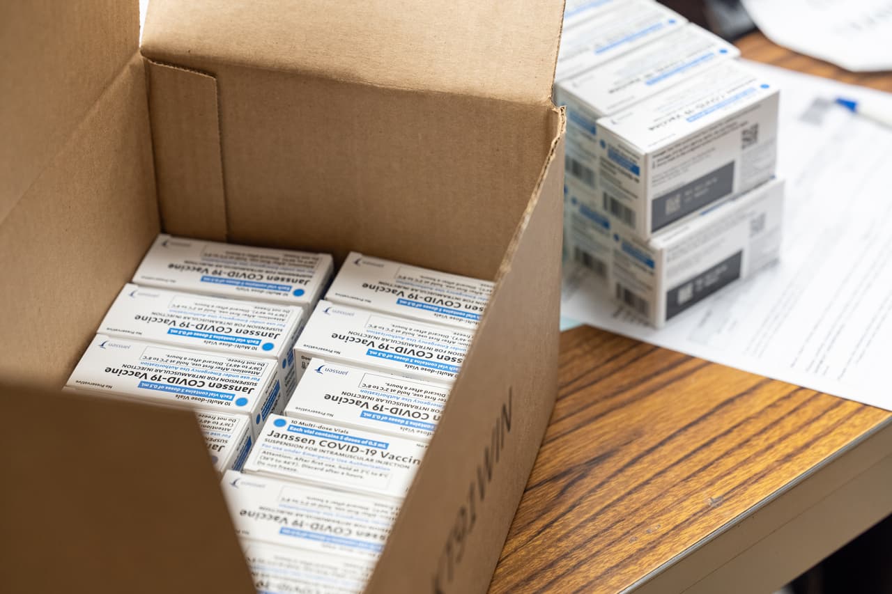 Los principales centros y clínicas de continuarán vacunando al público con la vacuna
<a href="https://www.univision.com/local/san-antonio-kwex/diferencias-entre-las-vacunas-contra-el-covid-19-fotos">Pfizer o Moderna</a>.