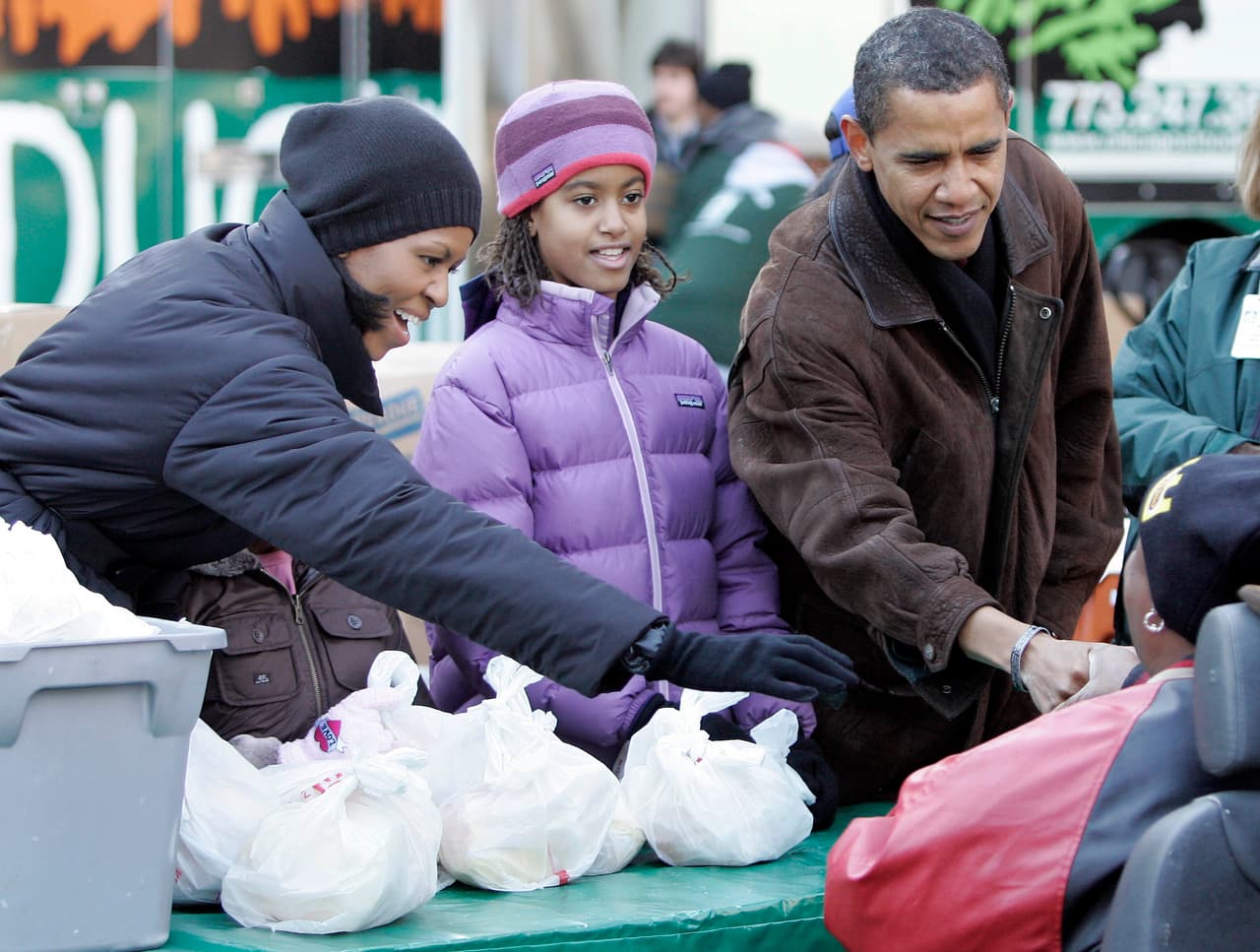 A solo unos días de las elecciones, la que sería la nueva Primera Dama organizaba a su familia con buenos abrigos para repartir comida en las calles de Chicago.